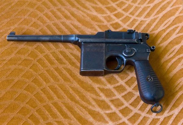 Pistola Autocarga Mauser Sobre Mesa —  Fotos de Stock