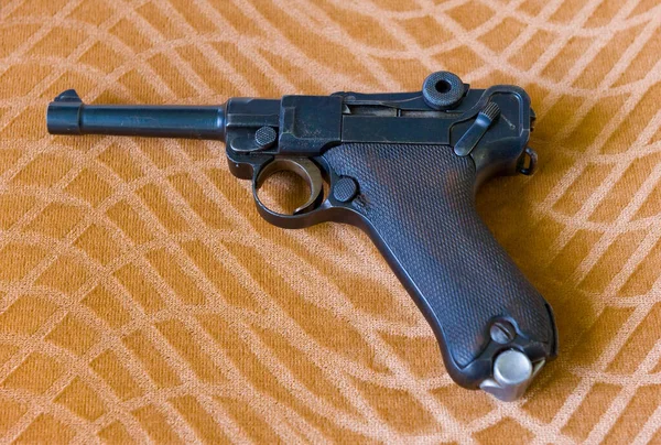 Luger Parabellum Tabancası Masanın Üstünde — Stok fotoğraf