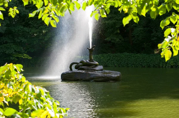 Brunnen Form Einer Schlange Auf Dem Teich — Stockfoto