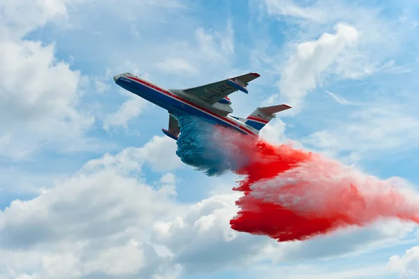 200 Kétéltű Repülőgép Orosz Zászló Színeibe Festett Vizet Bocsát — Stock Fotó