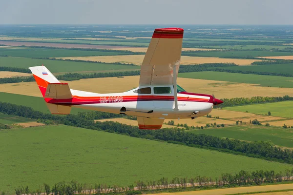 Cessna 182 Skylane Voo Sobre Território Krasnodar — Fotografia de Stock