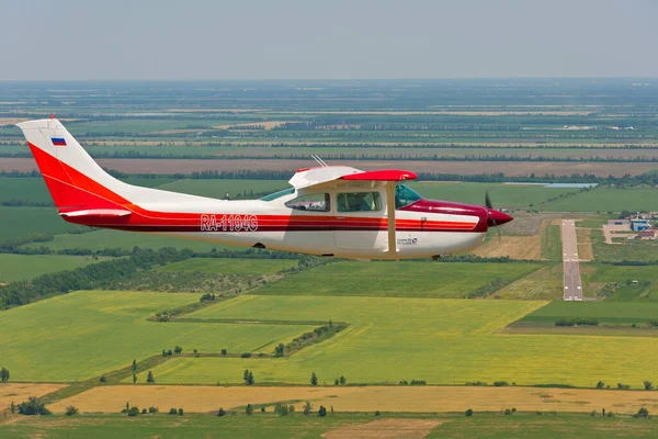 Cessna 182 Skylane Flygning Över Krasnodar Territorium — Stockfoto