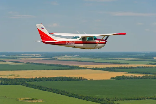 Cessna 182 Skylane Πτήσει Πάνω Από Την Περιοχή Krasnodar — Φωτογραφία Αρχείου