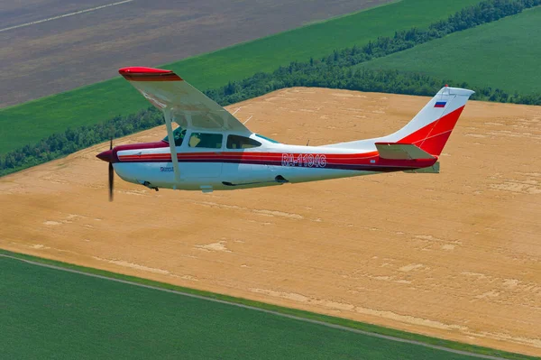 Cessna 182 Skylane Flygning Över Krasnodar Territorium — Stockfoto