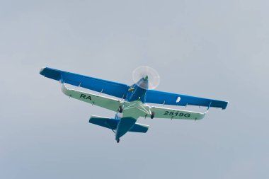  TVS-2DT uçağı seyircilerin üzerinde uçuyor. 