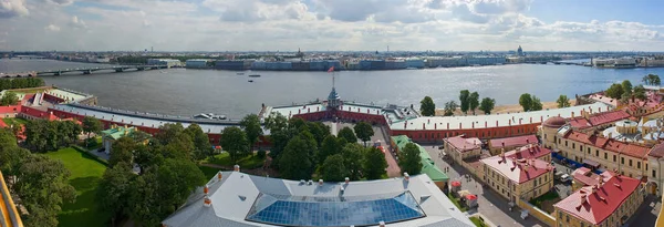 ネヴァ川とサンクトペテルブルクの中心部のパノラマビュー — ストック写真