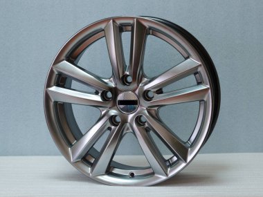 Hafif arkaplanda alüminyum tekerlek kenarı. 