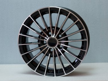 Hafif arkaplanda alüminyum tekerlek kenarı. 