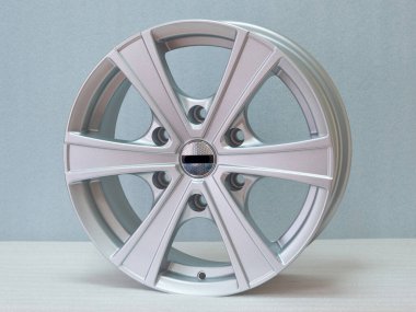 Hafif arkaplanda alüminyum tekerlek kenarı. 