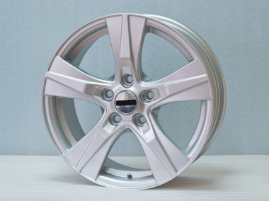 Hafif arkaplanda alüminyum tekerlek kenarı. 