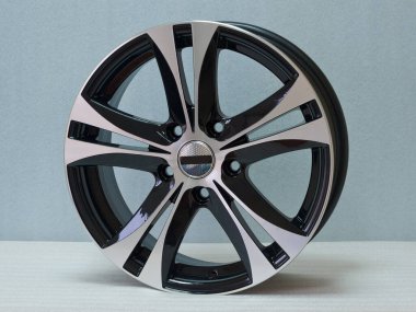 Hafif arkaplanda alüminyum tekerlek kenarı. 