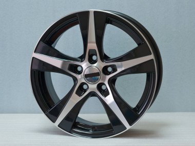 Hafif arkaplanda alüminyum tekerlek kenarı. 