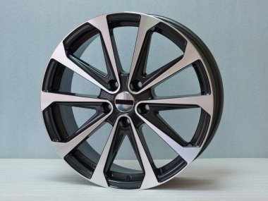 Hafif arkaplanda alüminyum tekerlek kenarı. 