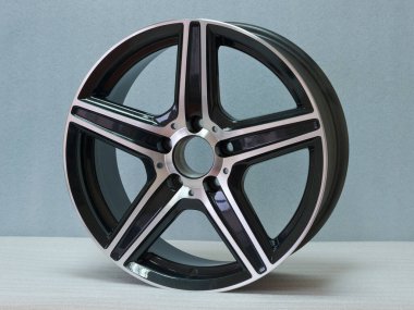 Hafif arkaplanda alüminyum tekerlek kenarı. 