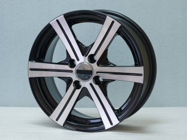 Hafif arkaplanda alüminyum tekerlek kenarı. 