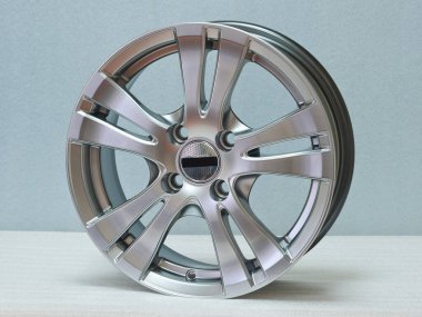 Hafif arkaplanda alüminyum tekerlek kenarı. 