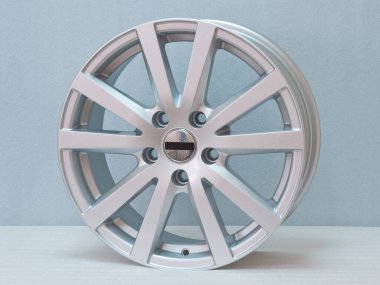 Hafif arkaplanda alüminyum tekerlek kenarı. 