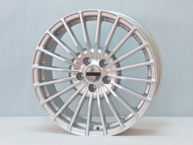 Hafif arkaplanda alüminyum tekerlek kenarı. 