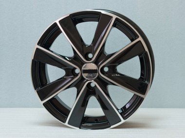 Hafif arkaplanda alüminyum tekerlek kenarı. 