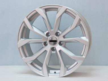 Hafif arkaplanda alüminyum tekerlek kenarı. 