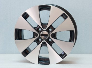 Hafif arkaplanda alüminyum tekerlek kenarı. 