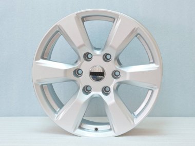 Hafif arkaplanda alüminyum tekerlek kenarı. 