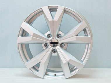 Hafif arkaplanda alüminyum tekerlek kenarı. 