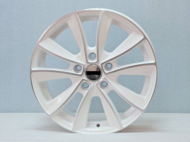 Hafif arkaplanda alüminyum tekerlek kenarı. 