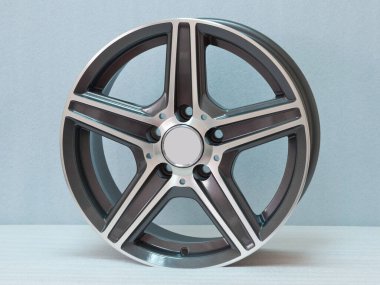 Hafif arkaplanda alüminyum tekerlek kenarı. 