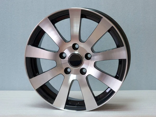 Hafif arkaplanda alüminyum tekerlek kenarı. 