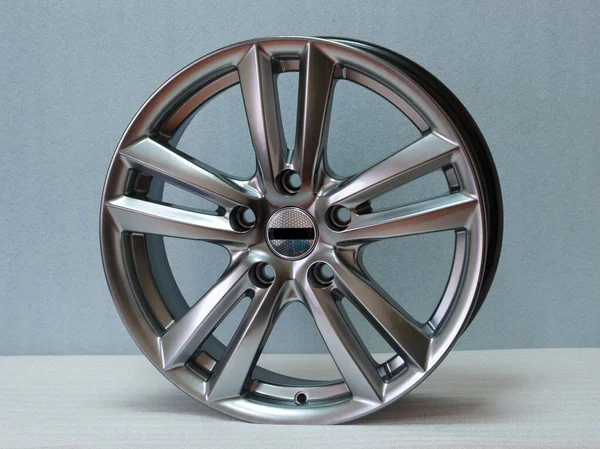 Hafif arkaplanda alüminyum tekerlek kenarı. 