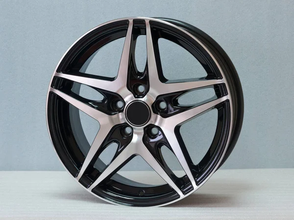 Hafif arkaplanda alüminyum tekerlek kenarı. 