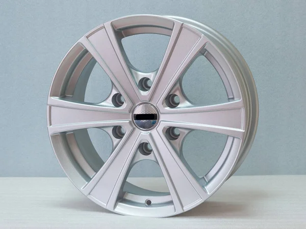 Hafif arkaplanda alüminyum tekerlek kenarı. 