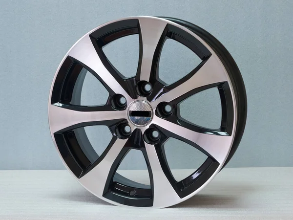 Hafif arkaplanda alüminyum tekerlek kenarı. 