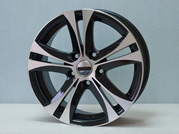 Hafif arkaplanda alüminyum tekerlek kenarı. 