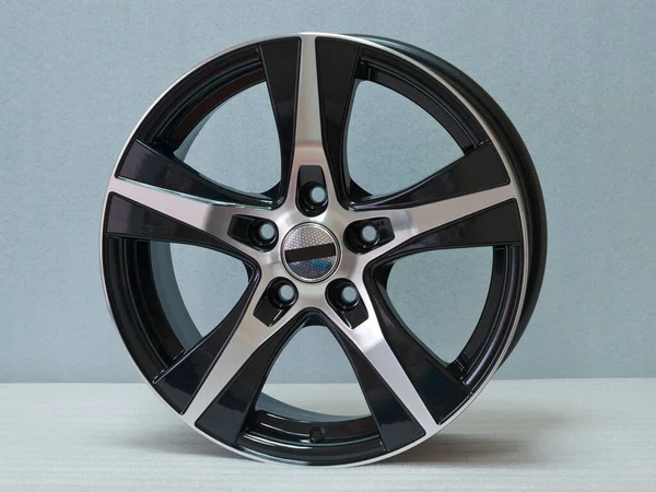 Hafif arkaplanda alüminyum tekerlek kenarı. 