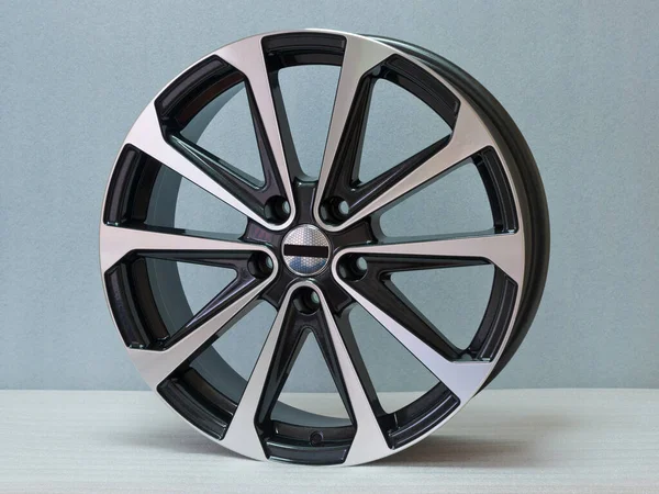 Hafif arkaplanda alüminyum tekerlek kenarı. 