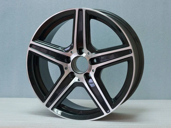 Hafif arkaplanda alüminyum tekerlek kenarı. 