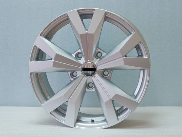 Hafif arkaplanda alüminyum tekerlek kenarı. 