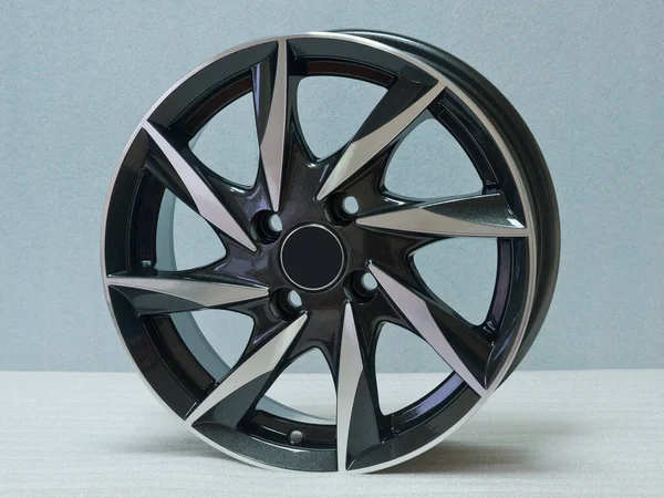 Hafif arkaplanda alüminyum tekerlek kenarı. 