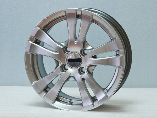 Hafif arkaplanda alüminyum tekerlek kenarı. 