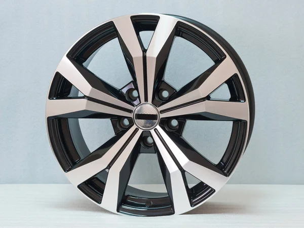 Hafif arkaplanda alüminyum tekerlek kenarı. 