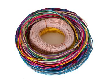 Yüzüğe sarılı çok renkli kablolar.