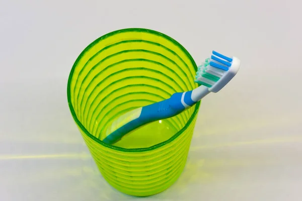 Eine Zahnbürste Grünen Glas — Stockfoto