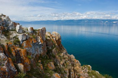 Çamurlu kayalar ve Baykal Gölü.