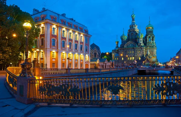 Griboyedov Kanalı 'nın ve Kurtarıcı Kilisesi' nin dökülen kanların manzarası, Saint Petersburg.