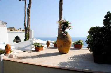 İtalya 'nın Capri adasında beyaz, mavi ev ve bahçe manzarası