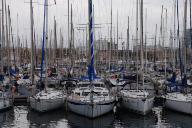 Liman, Barselona, İspanya 'daki yatların güzel manzarası..