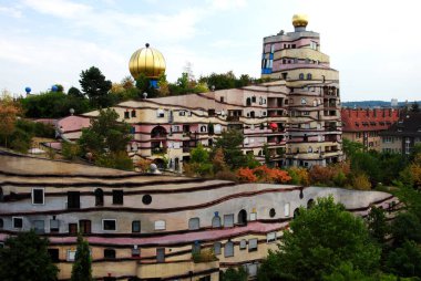 Darmstadt, Almanya 'daki Hundertwasser evinin manzarası. Aile, çok renkli..