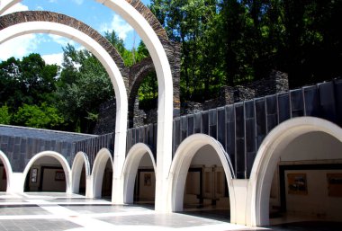 Meritxell Sığınağı. Katalan mimar R. Bofill 'in çalışmasıdır ve 1976 yılında Canillo bölgesinde açılmıştır.. 